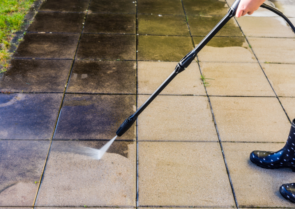 7 tips voor makkelijk je terras schoonmaken van groene aanslag